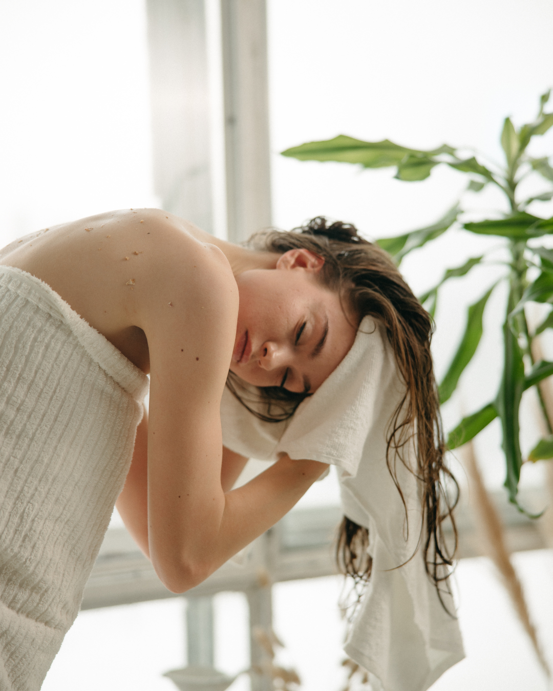 Mujer cuidando su cabello en la comodidad de casa
